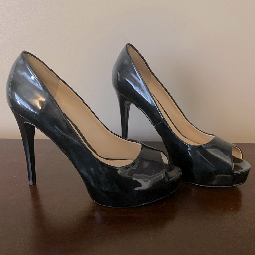Guess peep-toe pumps